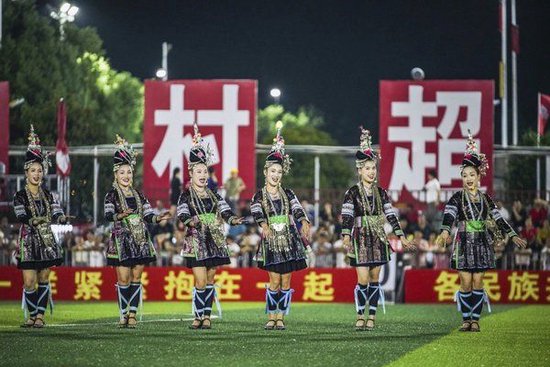 ▲9月28日,榕江縣侗族大歌隊的演員們在「村超」足球場上表演。當日,「發現中國之美·相約貴州村超」國際友誼賽在貴州省黔東南苗族侗族自治州榕江縣的「村超」足球場舉行。24名駐華外交官與當地「村超」球隊進行了一場國際友誼賽。 新華社記者 陶亮 攝