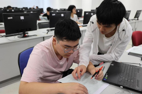 4月14日,在廈門大學馬來西亞分校能源與化工學院工程製圖課上,同學們正在討論課堂作業。(人民日報記者 宦翔 攝)