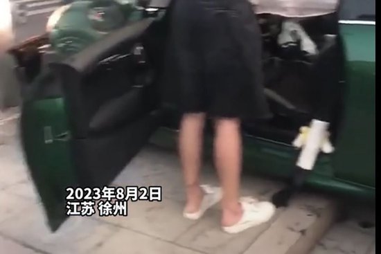 馬某男下車時穿的是白色無跟鞋