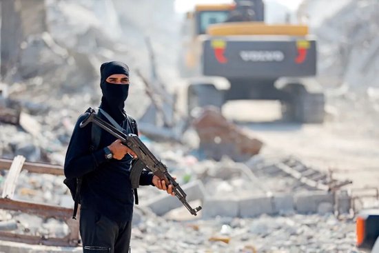 11月3日，在紅十字國際委員會和哈馬斯下屬卡桑旅的監督下，埃及的重型機械繼續在加沙地帶搜尋以色列人質的遺體。本文圖/視覺中國