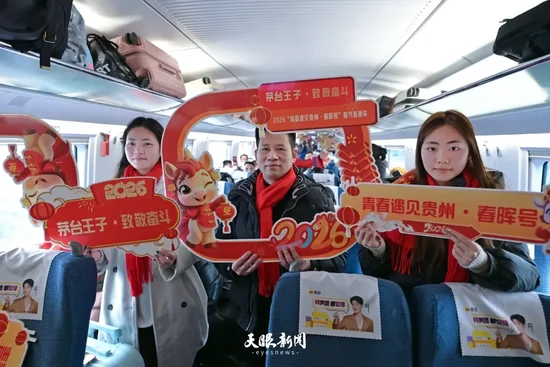  2月9日，返鄉乘客在車廂內合照。