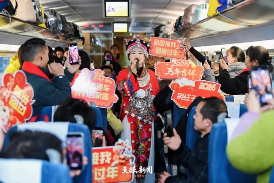 2月9日，隨車演職人員帶來了民歌演唱、相聲表演等節目，讓返鄉乘客在旅途中感受家鄉關懷與新春氛圍。