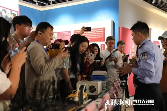  「行進式學習團」走進貴州警察博物館。