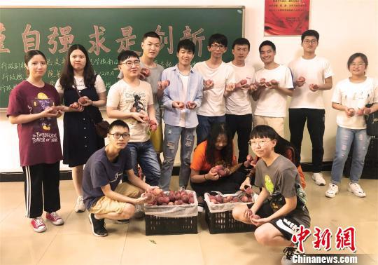 武汉一高校采购桃子6000余斤 给毕业生发“桃礼”