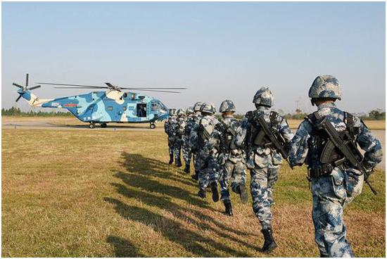 乘坐直升机执行立体化进攻的解放军陆战队员。