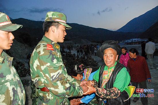 汶川地震救援官兵回忆:每一次救援都历经生死