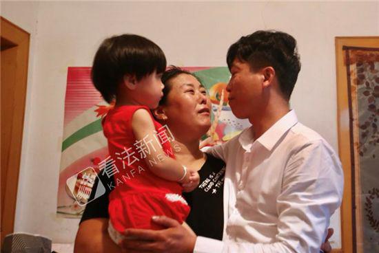 8月9日,得知无罪结果后,当晚廖海军赶回位于北戴河的家中,与妻女团聚。摄/记者 杨小嘉