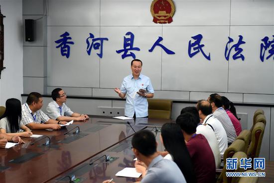 河北省香河县人民法院法官对人民陪审员进行培训（2015年7月17日摄）。 新华社记者 李晓果 摄