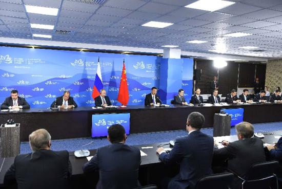 9月11日，国家主席习近平在符拉迪沃斯托克和俄罗斯总统普京共同出席中俄地方领导人对话会。 新华社记者 饶爱民摄