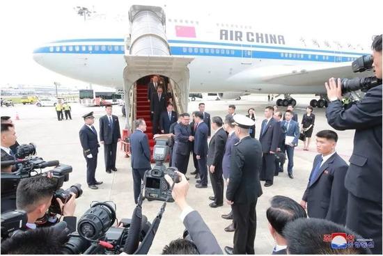 △金正恩抵达新加坡参加“朝美领导人会晤”的场景。(图片来源:韩联社)
