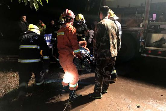 货车深夜冲下山崖 外婆护住孙子保小孩安全(图)