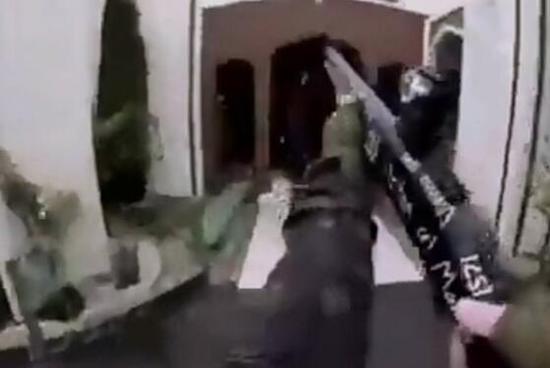 1552718549932933.jpg 袭击者手持武器进入清真寺(图源:路透社)