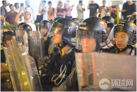 香港警察(摄影:赵觉珵)