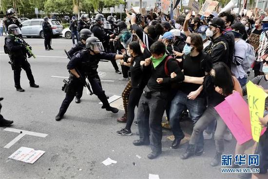  ▲5月30日，在美国洛杉矶，示威者与警方发生冲突。（新华社发）