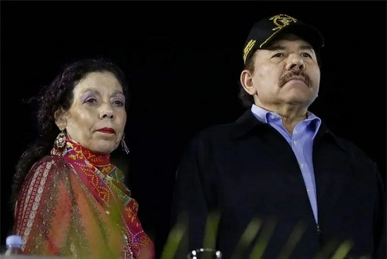 ·奥尔特加（右）与副总统、妻子穆里洛。