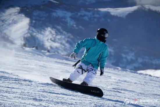 11月4日，游客在可可托海国际滑雪度假区滑雪。崔大王摄