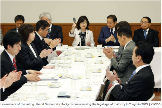  2015年，日本执政党自民党议员讨论修改成人年龄。《日本时报》报道截图