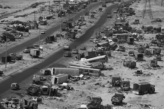  1991年2月26日，根据联合国决议，伊拉克军队从科威特撤退。然而，当他们的车队在80号公路上行进，美军却突然出手：集束炸弹、500磅炸弹、燃烧弹如雨点般落下，军人与平民无差别地受到攻击。（视觉中国）