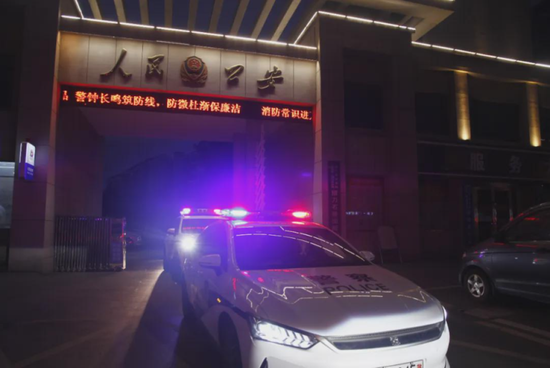 2024年6月22日晚,荊門市公安局高新區·掇刀區分局的警察在執行公務。一年前,該局對一犯罪嫌疑人執行指居期間,嫌疑人死亡。(圖片來源:掇刀融媒)
