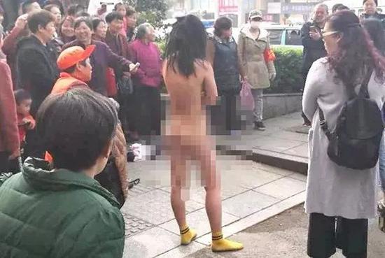 女子扒窃被发现后自行裸露全身。视频截图