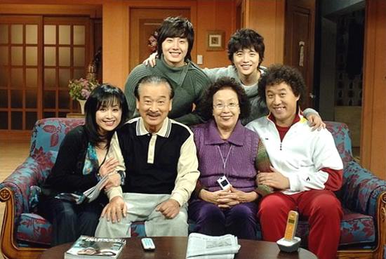 朴海美(左一)因出演《搞笑一家人》而被观众熟知(韩媒Insight)