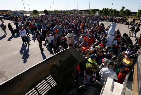 首批移民大军抵达美墨边境 美军严阵以待(图)