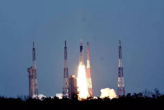 ▲2019年7月22日，在印度安得拉邦的萨蒂什·达万航天中心，搭载“月船2号”月球探测器的GSLV MK-III运载火箭发射升空。（新华社）