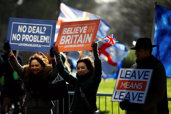 1月8日，“脱欧”的支持者在英国伦敦议会大厦外示威。新华社/路透