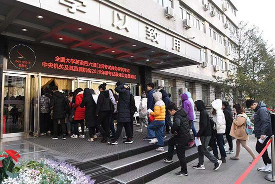 北京联合大学商务学院考场,考生们排队进入考场。