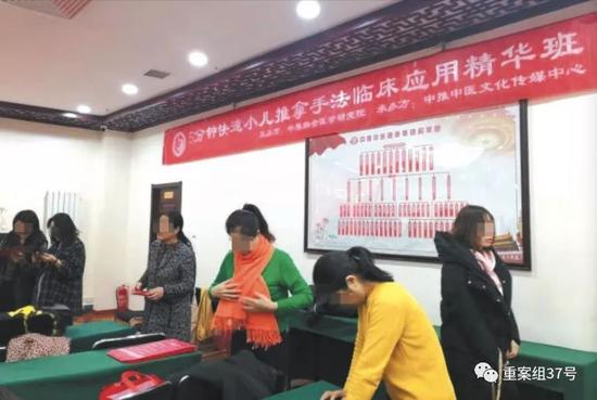 ▲2019 年12月20日,小儿推拿3天速成班课程还未完全结束,学员们已经拿到了结业证书。实习生 孙朝 摄