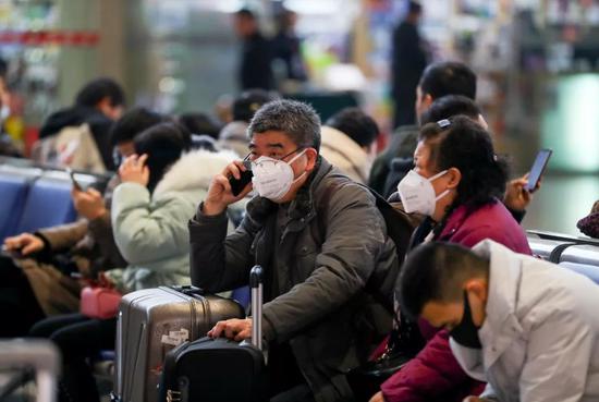  1月21日，武汉火车站候车大厅，戴着口罩的旅客在候车。（中新社供图）