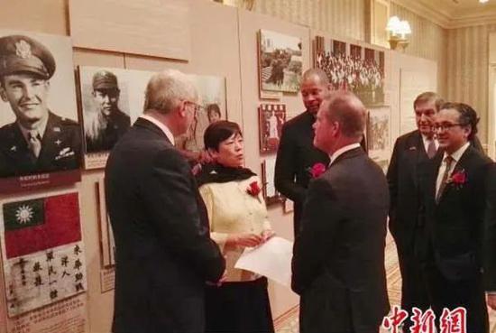 △2015年11月,《为了公理与宁静——中美二战互助图片展》在内华达州拉斯维加斯举行。李小林向宾客介绍70多年前被李先念所率新四军一部救助的美国援华航行员本尼特的照片