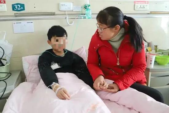 发现学生迟到，老师一个举动救两人！