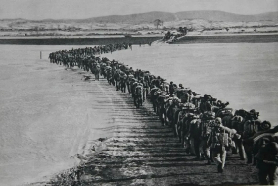 中国人民志愿军跨过鸭绿江