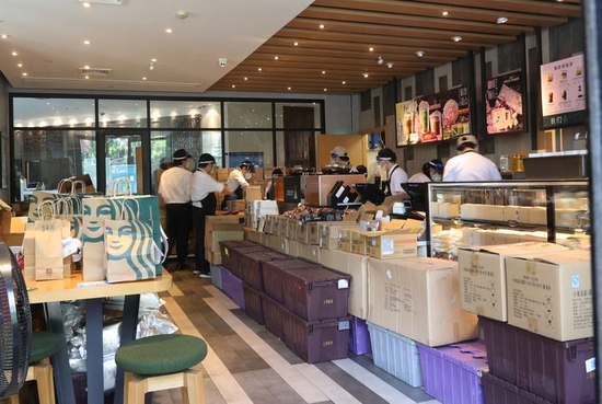 5月17日，工作人员在位于上海市徐汇区的一家星巴克咖啡店内制作网络订单货品。新华社记者 方喆 摄