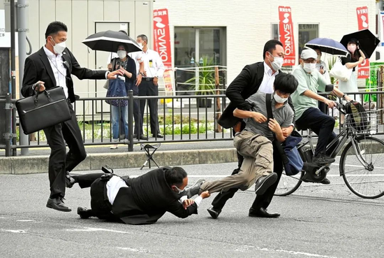 枪击安倍后，嫌疑人山上彻也被奈良县警察当场逮捕。