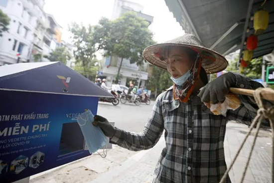 越南街头的口罩分发箱（来与：新华社图）