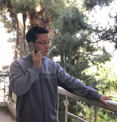 刘劲松大使电话慰问脱险中国公民