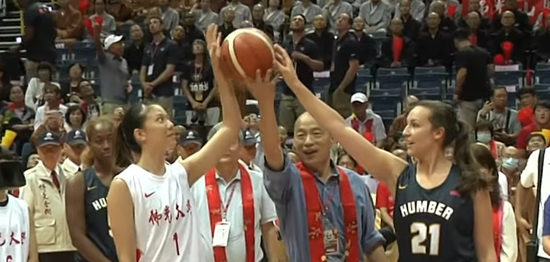 韩国瑜为篮球赛开球 视频截图