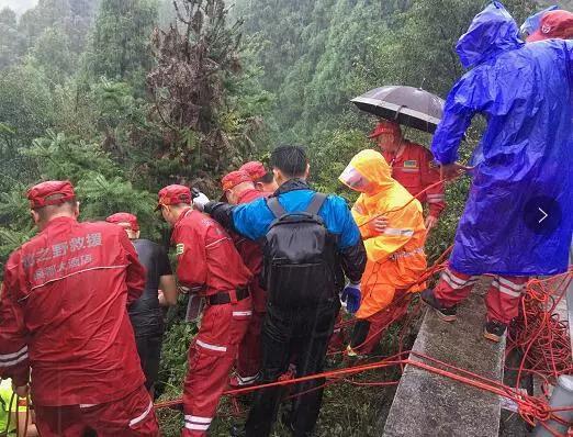 图为搜寻人员正在寻找遇害者