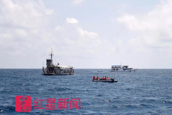 ▲7月8日中午，中泰两国救援人员在“凤凰号”游船倾覆附近的海域进行搜救  图片来源：红星新闻 摄影记者 张士博