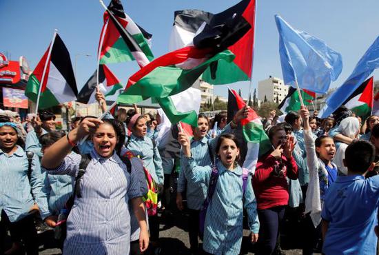 巴勒斯坦儿童26日在西岸城市伯利恒抗议特朗普政府削减人道援助（路透社）