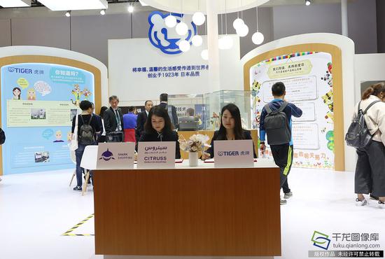 11月7日,聚鲨环球精选在进博会现场与虎牌、松下、米技三大国际品牌正式签约达成深度合作。图为聚鲨环球精选与虎牌签约现场(图片来源:tuku.qianlong.com)。千龙网记者 耿子叶摄