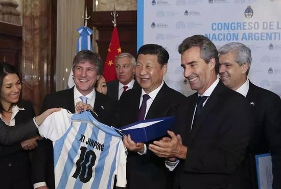 △当天,布杜还向习近平赠送了阿根廷国家足球队10号球衣。10号往往是整个球队的灵魂和核心。阿根廷著名球星马拉多纳、梅西就是身披10号战袍。(新华社图片)