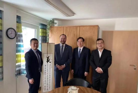 从左至右分别为管隘医生、德国卡塞尔市黑西施利希特瑙骨科专科医院院长、何伟医生、吴淼医生 图源:湖北省中医院