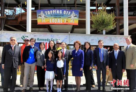 資料圖：2015年4月24日，哈佛大學商學院舉行趙朱木蘭中心大樓封頂儀式。福茂集團董事長趙錫成、美國前勞工部長趙小蘭等趙家成員、哈佛商學院院長尼汀-諾瑞亞等出席當天的封頂儀式。中新社發 阮煜琳 攝