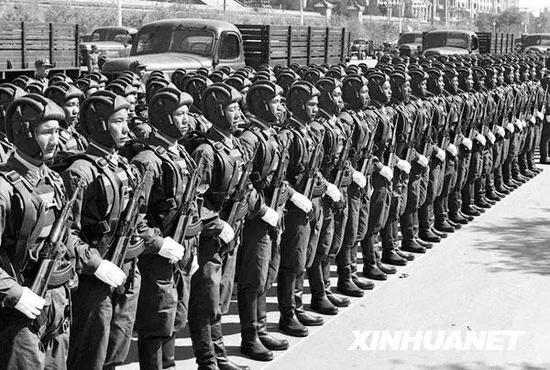 图为中国人民解放军空降兵部队整装待发，准备接受检阅。新华社记者 袁克忠 摄