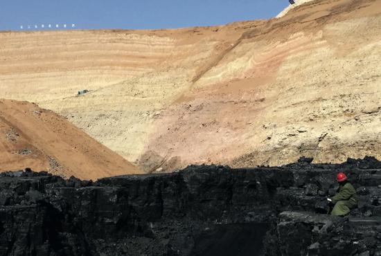 内蒙古的一处露天煤矿。图/视觉中国