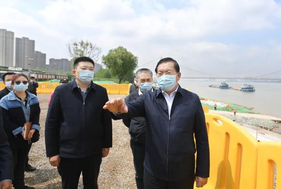 王忠林、周先旺来到武昌八铺街防洪及情况综合整治工程施工现场,实地检察工程进度。长江日报记者周超 摄