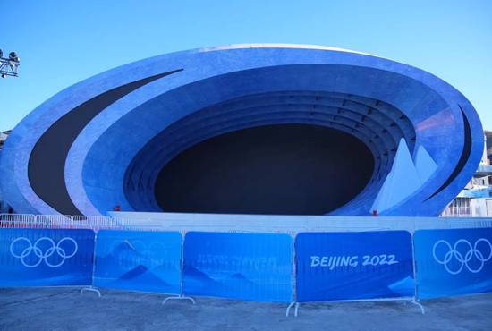 这是2021年12月28日拍摄的张家口奥林匹克颁奖广场内已落成的颁奖舞台。新华社记者 杨世尧摄